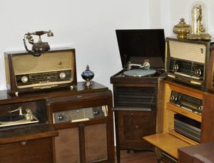 100 yıllık nostaljik radyolara gözü gibi bakıyor