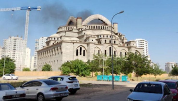 Akkent camisinin inşaatında yangın çıktı.