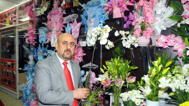 Avrupalı çiçeği hediye ediyor, Türkler düğüne gönderiyor