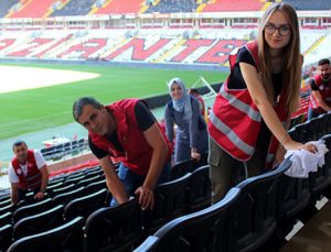 Beşiktaş maçı öncesi gönüllü gençler stadı temizledi