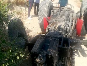 Devrilen traktörün altında kalan kadın hayatını kaybetti