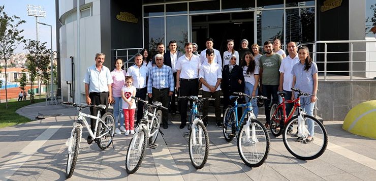 “15 Temmuz”u sosyal medyada en çok paylaşan öğrencilere bisiklet hediye edildi