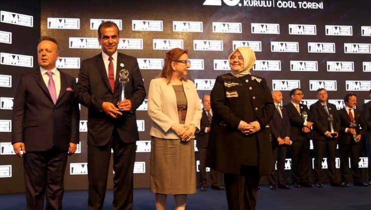 Erdemoğlu Dış Ticaret en büyük halı ihracatçısı ödülüne layık görüldü