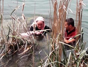 Fırat Nehri’ne atlayan genç kızı vatandaşlar kurtardı
