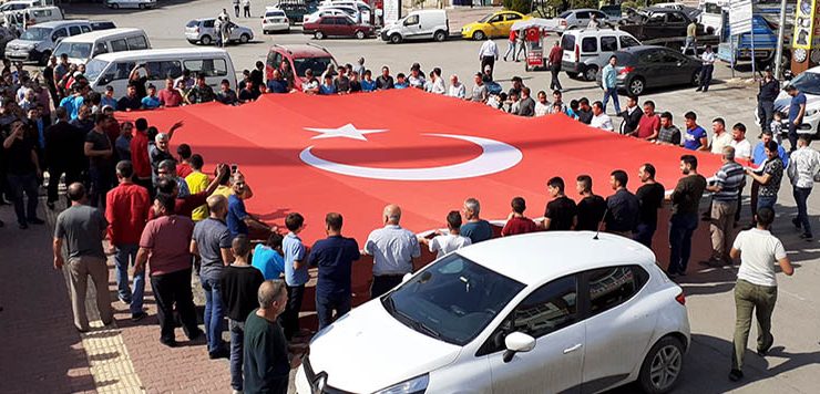 Mehmetçik için dev Türk bayrağı açıp Fransa’ya tepki gösterdiler