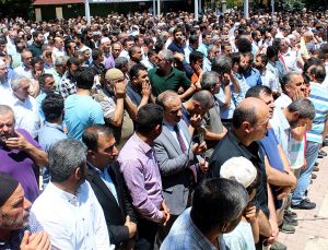 Muhammed Mursi için gıyabi cenaze namazı kılındı
