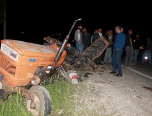 Otomobil traktöre çarptı: 3 yaralı