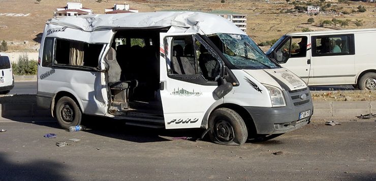 Otomobille çarpışan minibüs takla attı: 6 yaralı