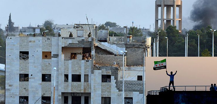 Tel Abyad’da terör örgütüne ait bez parçaları ve posterler kaldırılıyor