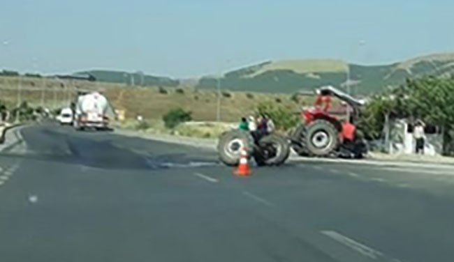 Tır ile çarpışan traktör ikiye ayrıldı: 1 yaralı