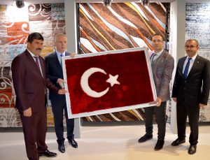 Vali Gül’e Türk bayraklı halı