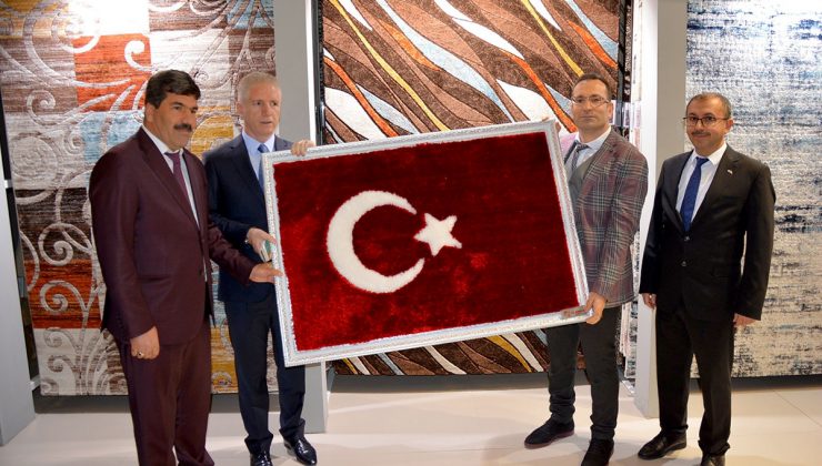 Vali Gül’e Türk bayraklı halı