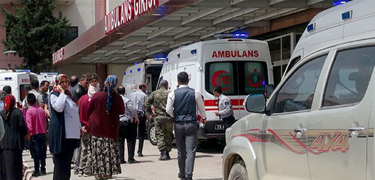 YPG/PKK’lı teröristlerin Azez’e roketli saldırısında yaralananlar Kilis’e getirildi