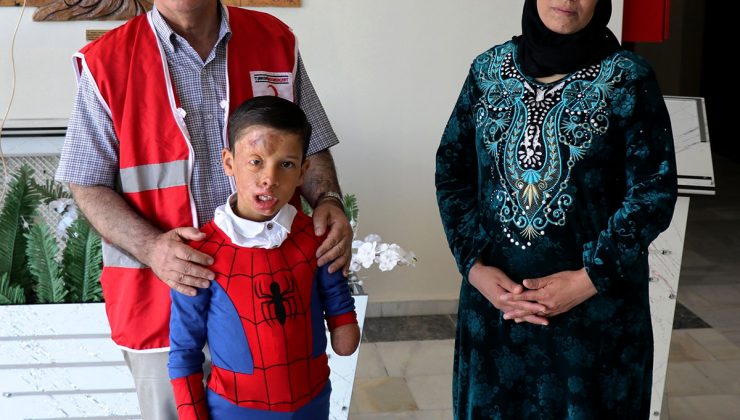 Yüz nakli olan Suriyeli Ahmed’in “Örümcek Adam” hayali gerçek oldu