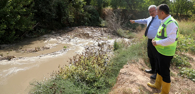 DOĞAN, ÇİZMELERİ GİYDİ SAHAYA İNDİ