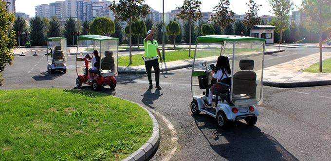 ÇOCUKLAR, TRAFİK KURALLARINI EĞLENEREK ÖĞRENİYOR